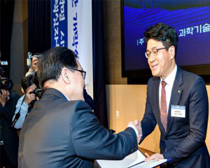 온세미컨덕터의 웨터블 플랭크 UDFN8 자동차용 EEPROM